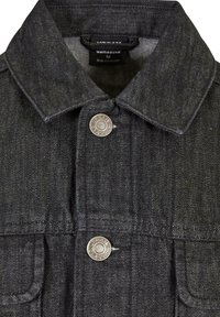 Mörk denimjacka med spetsig krage, metallknappar och bröstfickor. Tyget har en subtil strukturerad yta. Etiketten visar "Urban Classics."