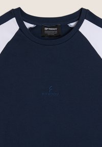 Felpa girocollo blu navy con pannelli bianchi sulle spalle, logo Freddy ricamato sul petto e etichetta interna nera con i dettagli del marchio.