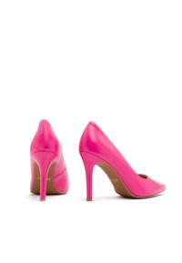 Różowe szpilki z błyszczącej skóry, z ostrym noskiem i smukłym obcasem typu stiletto. Bez wzorów ani dodatkowych ozdób.