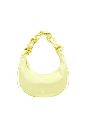 Bolso en forma de media luna de color amarillo pastel suave con un asa fruncida y un pequeño bolsillo lateral con cremallera.