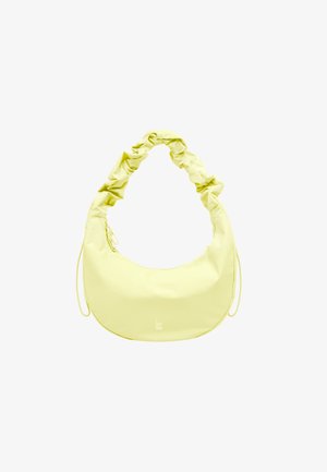 Sac à main en forme de croissant jaune pastel doux avec une poignée froncée et une petite poche zippée sur le côté.