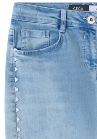 Vaqueros vaqueros azul claro con bolsillo delantero, pequeño bolsillo para monedas, botón plateado y detalle de costura blanca triangular en la costura lateral.