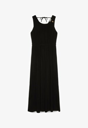Schwarzes ärmelloses Maxikleid mit Bindeband am Nacken und dezenten Taillenfalten, mit einer kleinen goldenen Dekorationsnadel auf der linken Schulter.