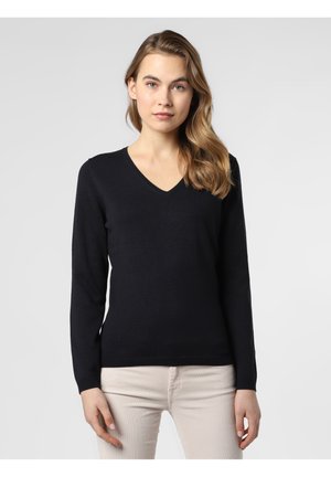 Zwarte, lange mouw sweater met een V-hals, gemaakt van een soepele, zachte stof; getailleerd ontwerp met geribde manchetten en zoom, gedragen over lichte broek.