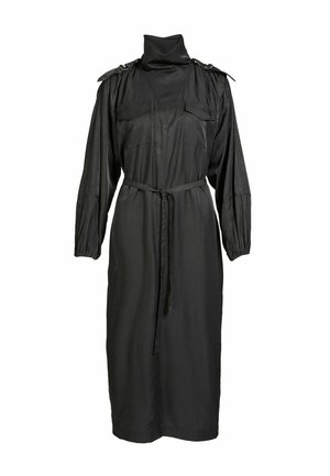 Fekete, hosszú ujjú midi ruha magas gallérral, mellzsebbel, vállpántokkal, elasztikus mandzsettákkal és derékon megkötött övvel.