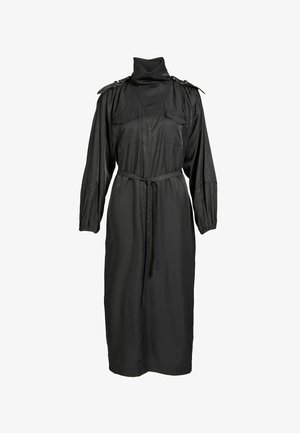 Fekete, hosszú ujjú midi ruha magas gallérral, mellzsebbel, vállpántokkal, elasztikus mandzsettákkal és derékon megkötött övvel.