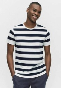 Marinblå och vit randig kortärmad t-shirt i bomull, med rund halsringning och avslappnad passform. Enkelt design med horisontella linjer.