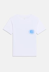 Λευκό T-shirt με κοντά μανίκια και μικρό μπλε κυκλικό λογότυπο Nantucket Massachusetts στο αριστερό στήθος.