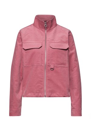 Veste en velours côtelé rose avec col montant, fermeture éclair sur le devant, deux poches poitrine à rabat et un petit anneau sous la poche droite.