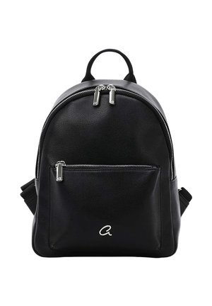 Zaino in pelle nera con tasca frontale con cerniera e tiretti della cerniera color argento, con un piccolo logo "a" argentato sulla tasca.