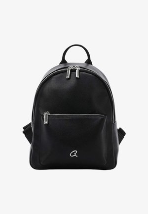 Mochila de cuero negro con bolsillo frontal con cremallera y tiradores de cremallera plateados, con un pequeño logo plateado "a" en el bolsillo.