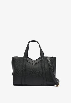 Sort lædertaske med tekstureret overflade, geometrisk design, dobbelte håndtag, aftagelig skulderrem og v-formet detalje på forsiden.
