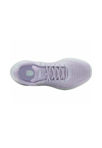 Baskets de sport mauve clair avec une semelle blanche, tige en mesh, lacets et logo K-Swiss sur la languette, vues de dessus sur fond blanc.