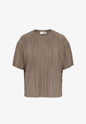 Īsām piedurknēm ar plīstošu taupes krāsas topu ar apaļu kakla izgriezumu, vertikālām svītrām un brīvu, kasti līdzīgu piegriezumu.