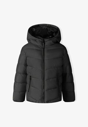 Fekete puffernadrág kapucnival, vízszintes steppelt panelekkel, elöl cipzáras záródással és két cipzáras oldalzsebbel. Simaszerű textúra.