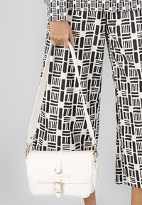 CAFèNOIR Schoudertas - white