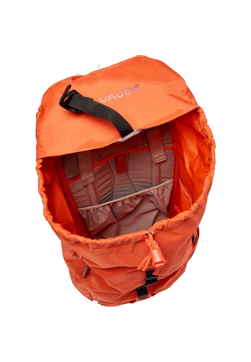 Pomarańczowy plecak z zamknięciem typu roll-top, regulowanymi paskami i przestronnym wnętrzem z jasnoszarym wykończeniem oraz kieszeniami.