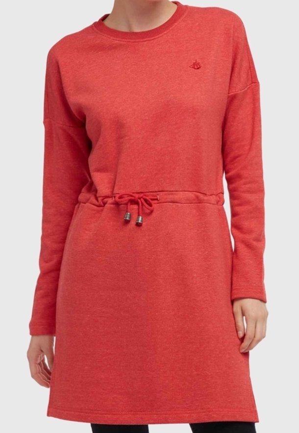 Robe rouge à manches longues en matériau doux, avec une taille réglable, un col côtelé et un petit logo sur la poitrine.
