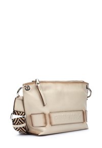 Beige læder crossover taske med lynlåslukning øverst, sølvfarvet hardware og et mønstret justerbart rem med logo-detalje.
