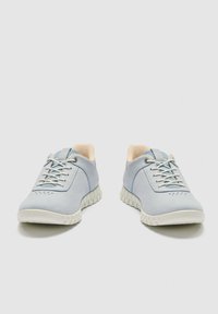 Ζευγάρι ανοιχτόχρωμων μπλε casual sneakers με λευκές σόλες και μπεζ εσωτερική επένδυση, απεικονιζόμενα από μπροστά σε λευκό φόντο.