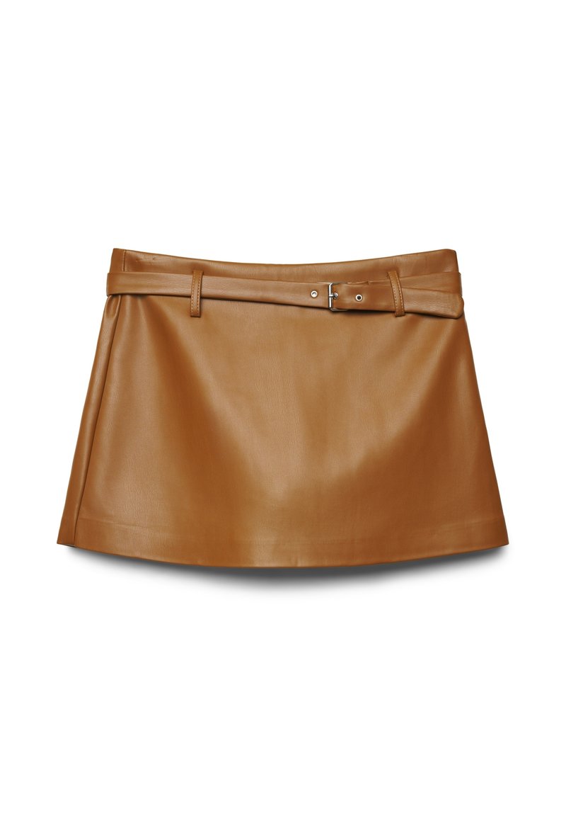 Mini-jupe en cuir marron avec une texture lisse, dotée d'une taille cousue et d'une ceinture rehaussée d'une boucle.