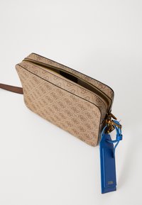 Borsa a tracolla marrone con motivo, zip dorata, due scomparti e etichetta blu. Presenta un esterno texturizzato e una forma sottile e rettangolare.