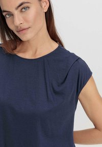hessnatur T-shirt basic - dunkelblau
