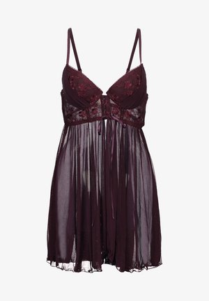 Bordeaux lingerie van sheer mesh stof, met geborduurde cups, verstelbare bandjes en een striklint in de taille voor extra detail.