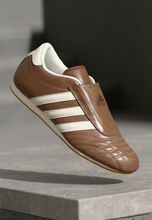 adidas Originals TAEKWONDO - Slippers - preloved brown/off white
