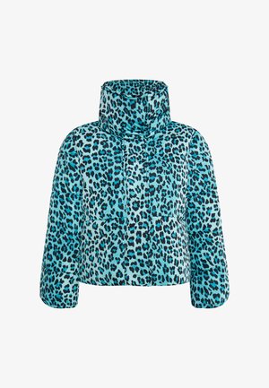 Padded jacket w turkusowym kolorze z czarnym nadrukiem w panterkę. Wysoki kołnierz, długie rękawy i dwie przednie kieszenie. Gładki, teksturowany materiał.
