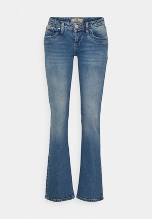 Jean en denim évasés bleu clair avec une finition délavée. Dispose de cinq poches, fermeture à bouton et passants de ceinture. Texture lisse.