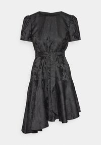 Robe noire texturée à manches courtes avec ceinture à la taille, col rond et ourlet asymétrique sur fond blanc.