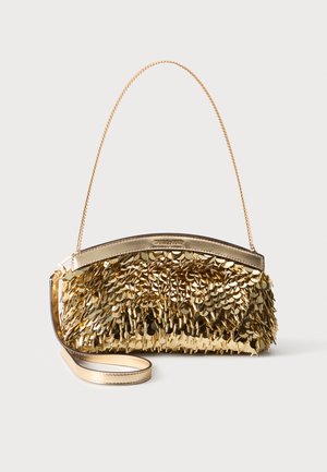 Златиста клъч чанта Michael Kors с блестящи ресни, тънка верижка за носене на рамо и дълга сваляща се презрамка, показана на светъл фон.