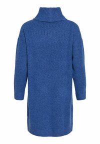 Blå stickad klänning med hög ribbad krage, lös passform och långa ärmar. Texturen är mjuk och har ett subtilt mönster.