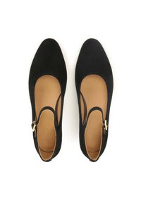 Ballerine in suede nero con punta arrotondata, lati intagliati e cinturino sottile con chiusura in tono dorato. Interno in pelle marrone.
