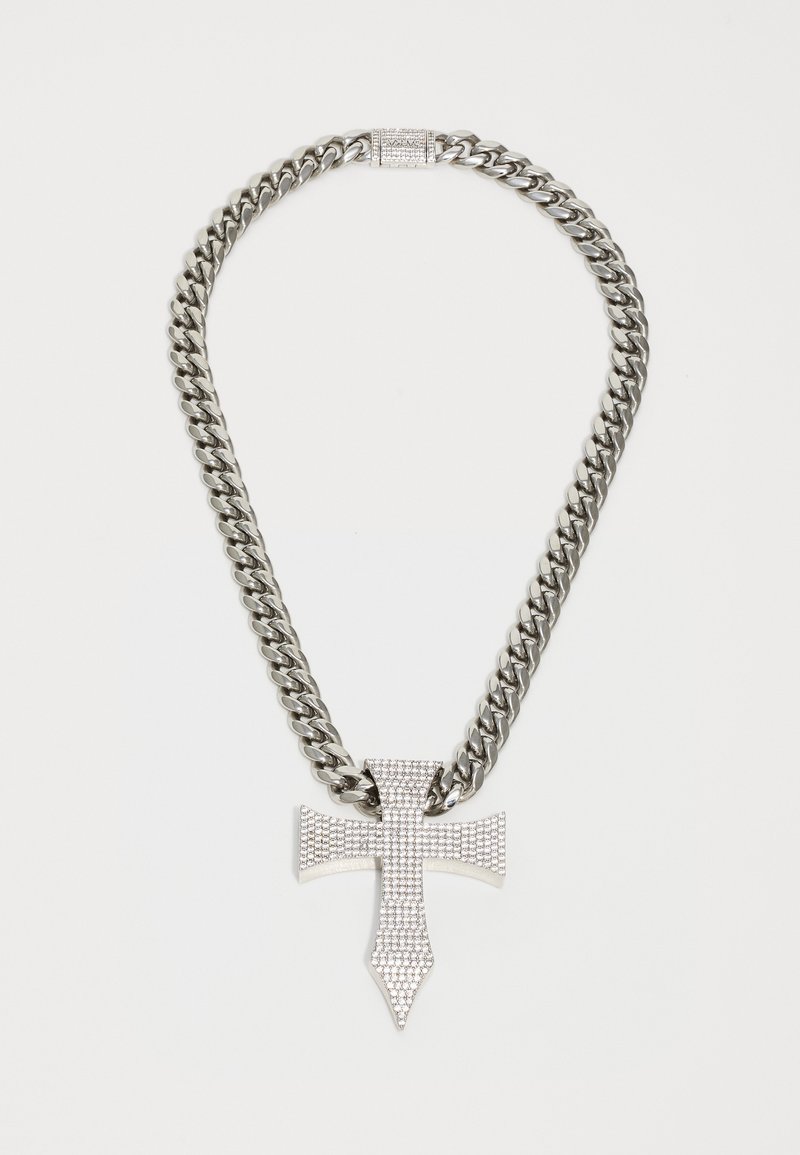 Collar de cadena de plata gruesa con un gran colgante de cruz cubierto de pequeños cristales brillantes sobre un fondo blanco.