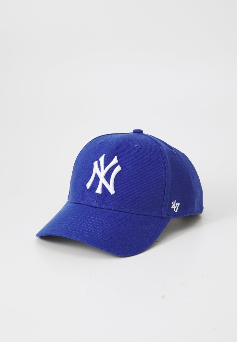 Gorra de color azul real hecha de tela, con un logo blanco elevado y el número '47' en el lado. Forma clásica de gorra de béisbol con visera curvada.