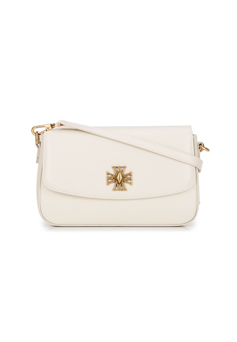 Sac bandoulière en cuir blanc avec une fermeture à rabat, quincaillerie dorée et un emblème décoratif bien en vue à l'avant. Bandoulière ajustable.