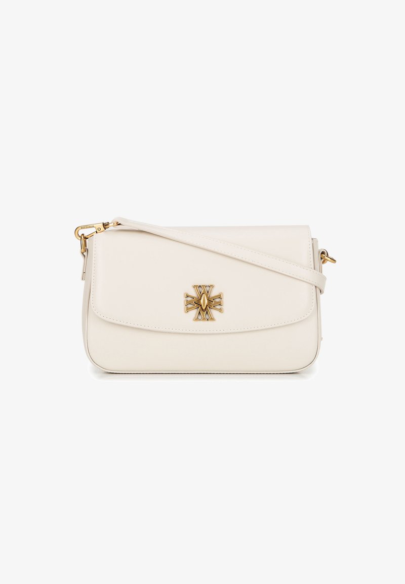 Sac bandoulière en cuir blanc avec une fermeture à rabat, quincaillerie dorée et un emblème décoratif bien en vue à l'avant. Bandoulière ajustable.