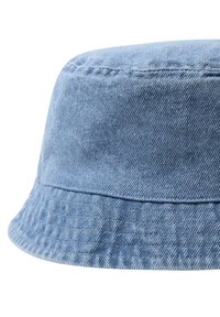 Helles blauer Denim-Bucket-Hut mit strukturierter Krone, breiter Krempe und Nähdetails am Rand. Klassisches, lässiges Design.