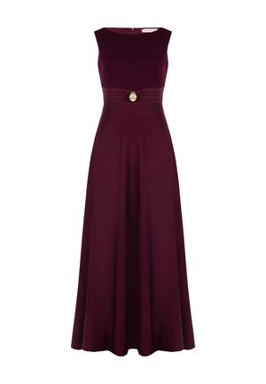 Lange bordeauxrode jurk met een aansluitende bovenkant, brede halslijn, geplooide taille-detail en een decoratieve knoopaccent in het midden. Soepele stoftextuur.