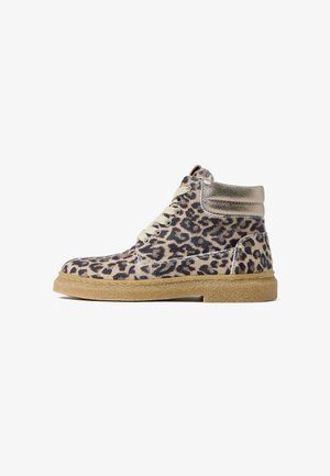 Stivale a stampa leopardata realizzato in tessuto testurizzato, dotato di punta rotonda, lacci crema e suola in gomma con un leggero tacco e accenti metallici.