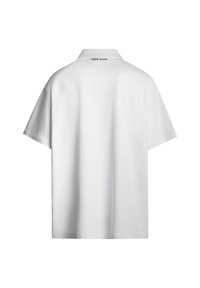 Camisa polo blanca de manga corta hecha de algodón con una textura lisa, con un cuello y el logo "PEPE JEANS" en negro en la parte posterior.