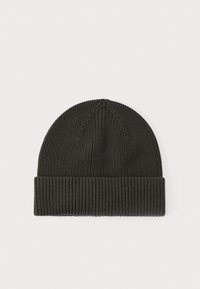 Gorro de punto en gris oscuro. Presenta un dobladillo acanalado y una textura suave con una parte superior redondeada. Sin patrones ni elementos metálicos visibles.