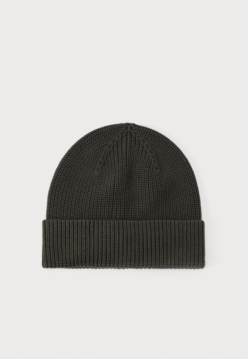 Gorro de punto en gris oscuro. Presenta un dobladillo acanalado y una textura suave con una parte superior redondeada. Sin patrones ni elementos metálicos visibles.