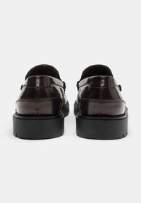 Bordeaux leren instappers met een strak design, ronde achterkant en een getextureerde rubberen zool. Kenmerkt zich door minimale stiksels en een subtiele glans.