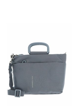 Sac en tissu gris avec un motif à carreaux texturé, poignée supérieure, bandoulière amovible et fermeture à glissière. Avec logo sur le devant.