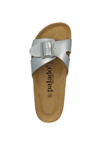 Grå läderslide-sandal med justerbart spänne, formad brun fotbädd och logo tryckt i svart på innersulan. Slät textur.