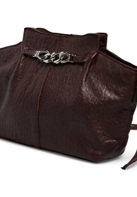 Bolso de piel burdeos con superficie texturizada, que presenta un acento de cadena plateada y un diseño estructurado. Se incluye una correa ajustable.