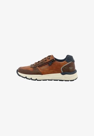 Bruine leren sneaker met gestructureerde stofaccenten, veters en ritssluiting, gevoerde zool en contrasterende marineblauwe hieldetails.